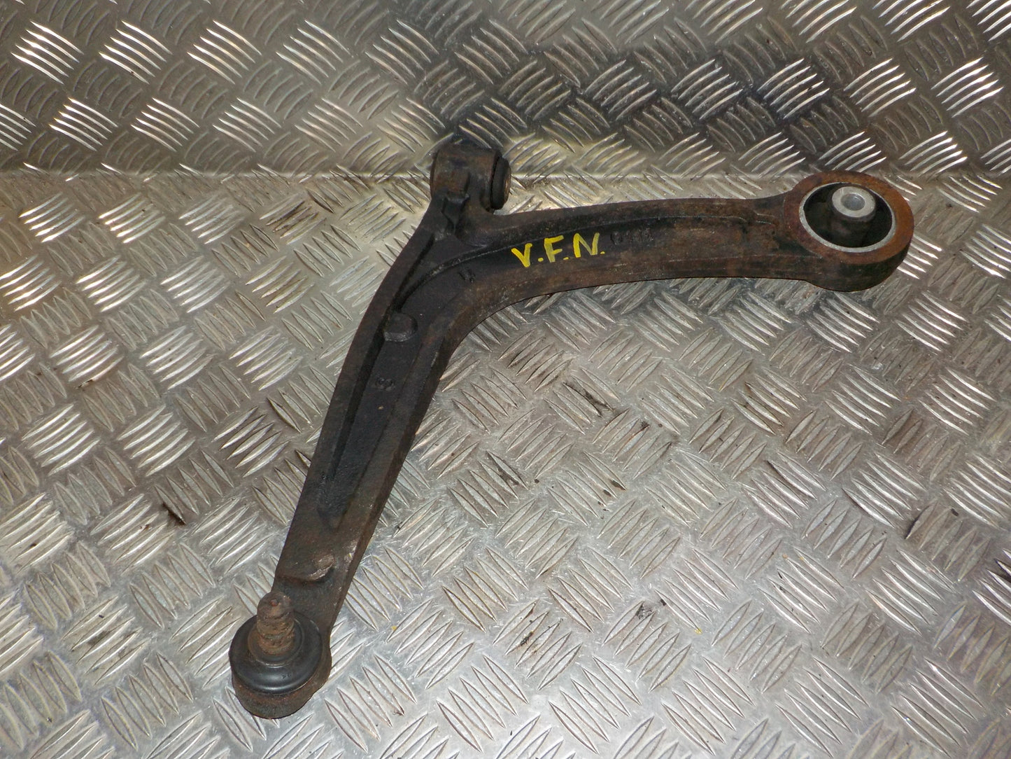 Ford Ka Bærearm F.N. V Med OEM Nr. Ophugger Fra Ford Ophugger
