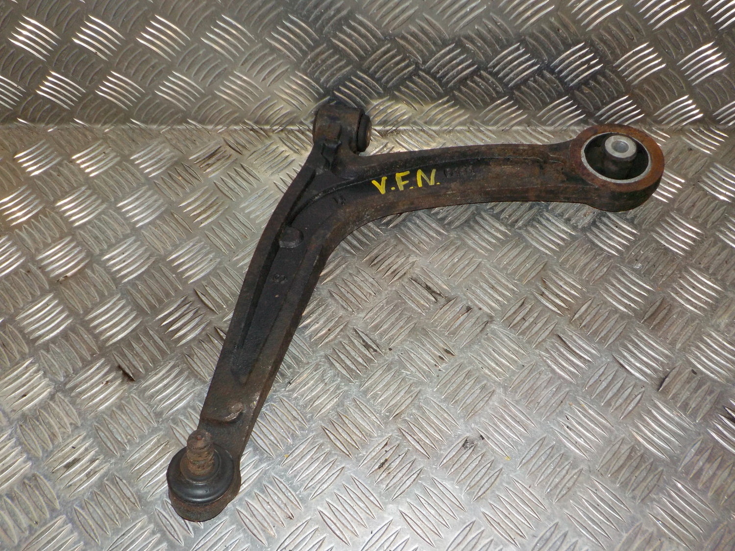 Ford Ka Bærearm F.N. V Med OEM Nr. Ophugger Fra Ford Ophugger