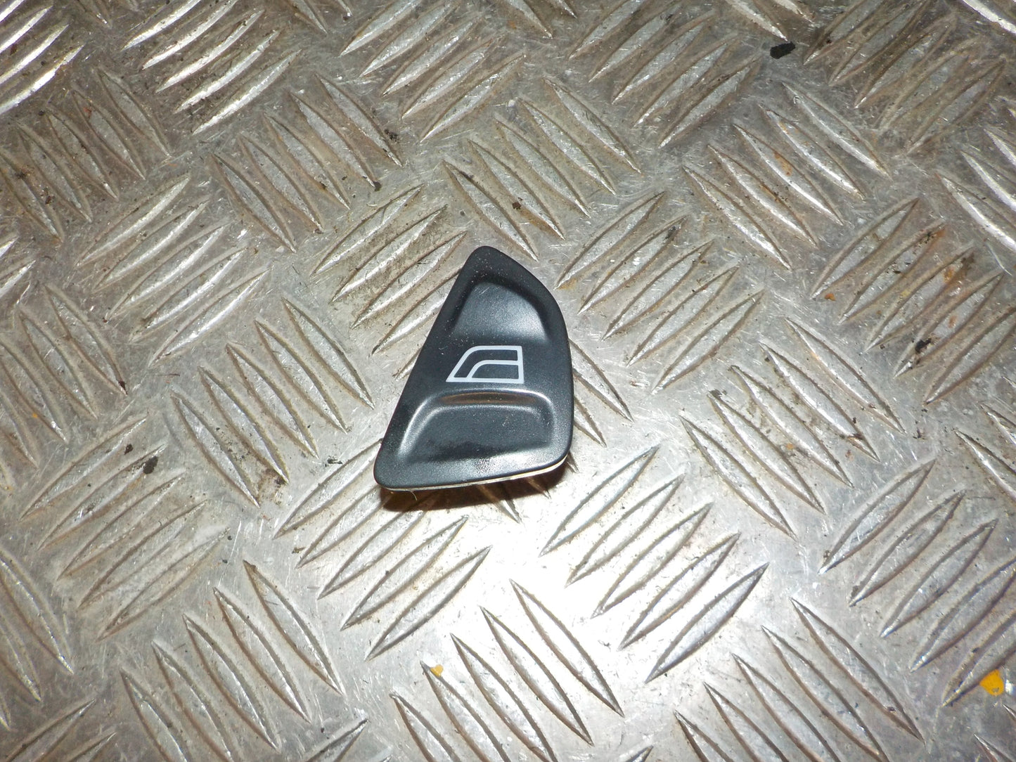 Ford Ka Kontakt Rudehejs Med OEM Nr. Ophugger Fra Ford Ophugger