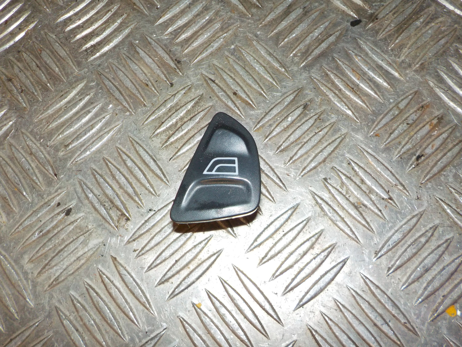 Ford Ka Kontakt Rudehejs Med OEM Nr. Ophugger Fra Ford Ophugger