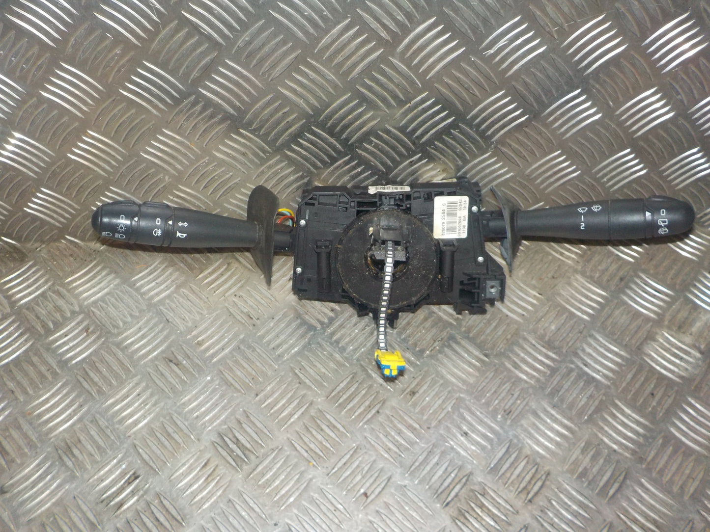 Dacia Logan Kontakt Combi Med OEM Nr. 8200792584S Fra Dacia Ophugger