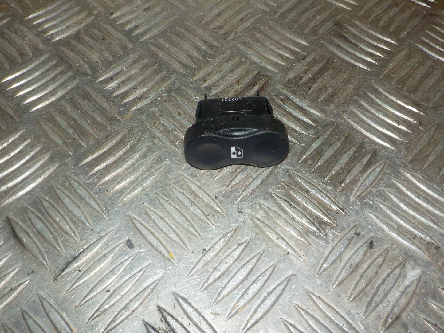 Dacia Logan Kontakt Rudehejs Med OEM Nr. 602227 Fra Dacia Ophugger