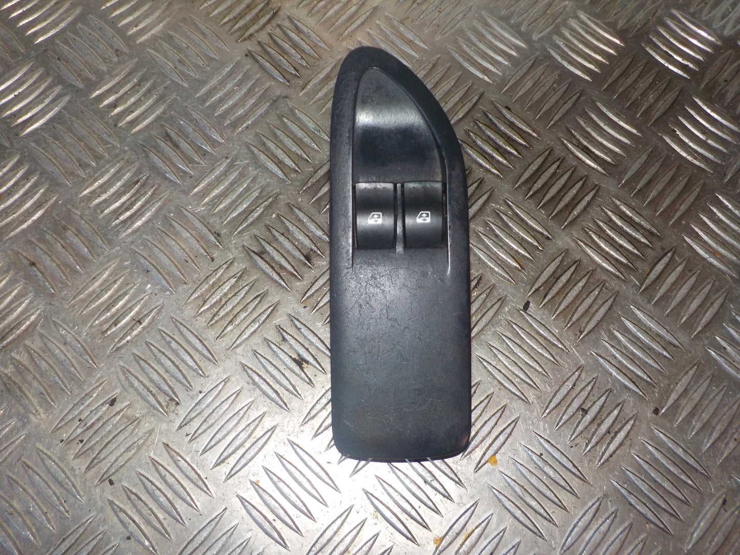 Renault Laguna 2 Kontakt Rudehejs Med OEM Nr. 8200015087 Fra Renault Ophugger