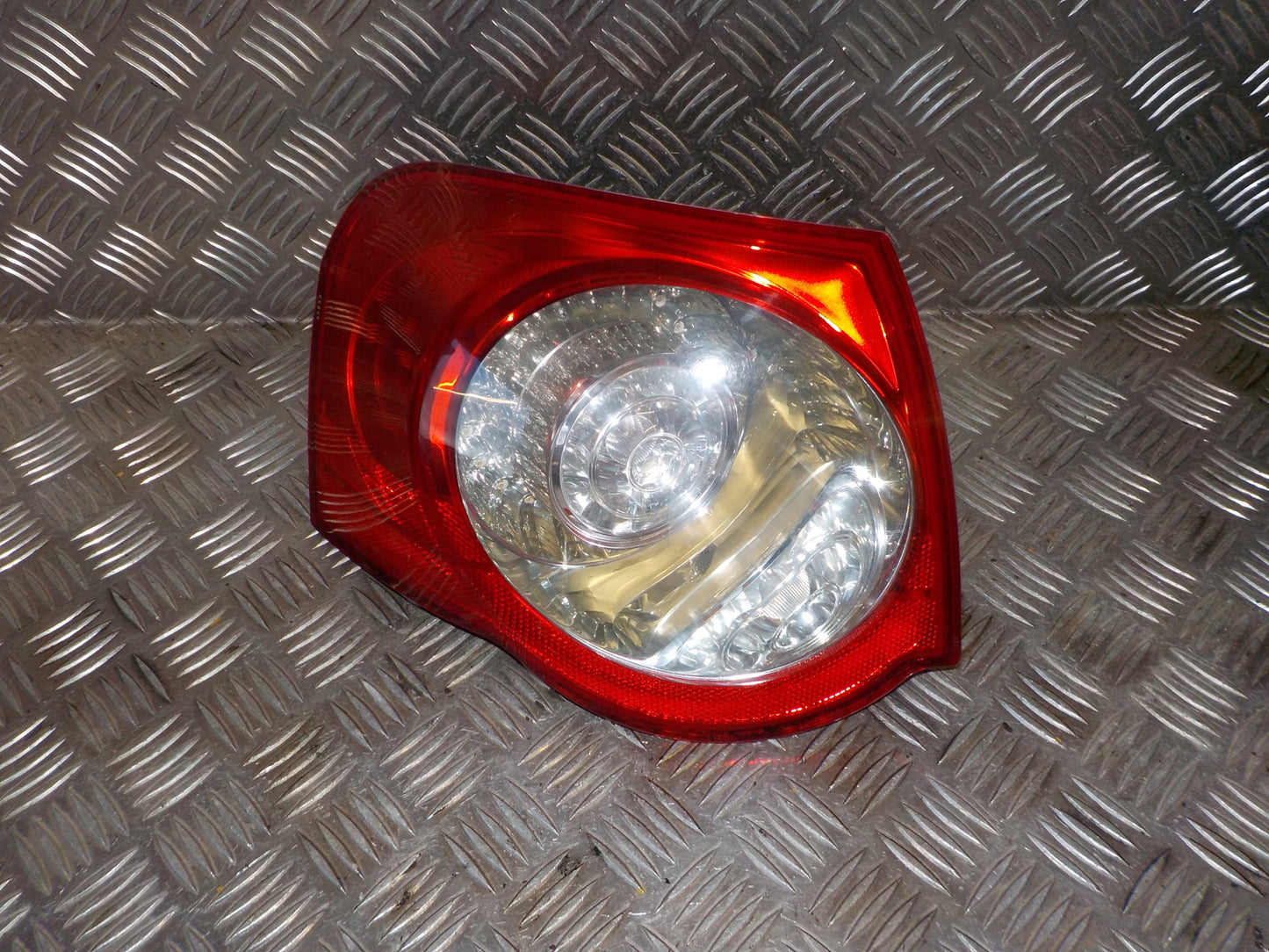 VW Passat 3C Baglygte Med OEM Nr. 3C9945096C Fra VW Ophugger