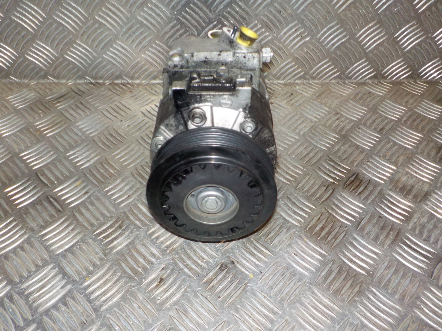 VW Passat 3C Aircondition Pumpe Med OEM Nr. 351322011 Fra VW Ophugger