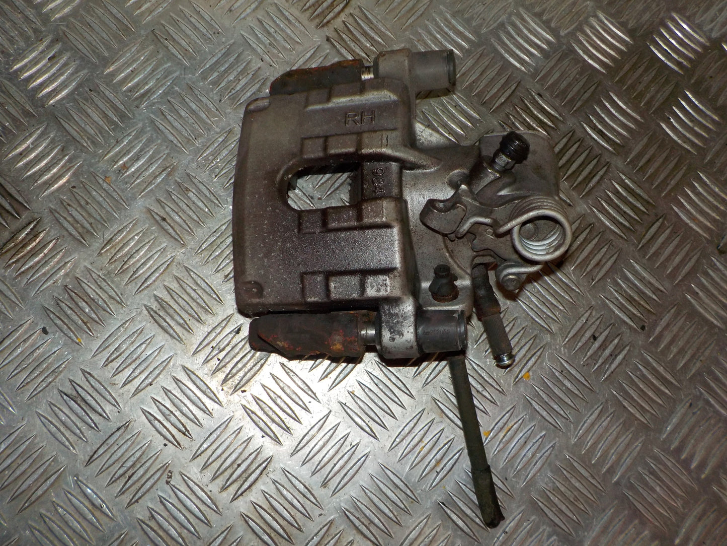 Mazda 3 Bk Bremsekaliber Hb Med OEM Nr. C2Y32648ZA Fra Mazda Ophugger