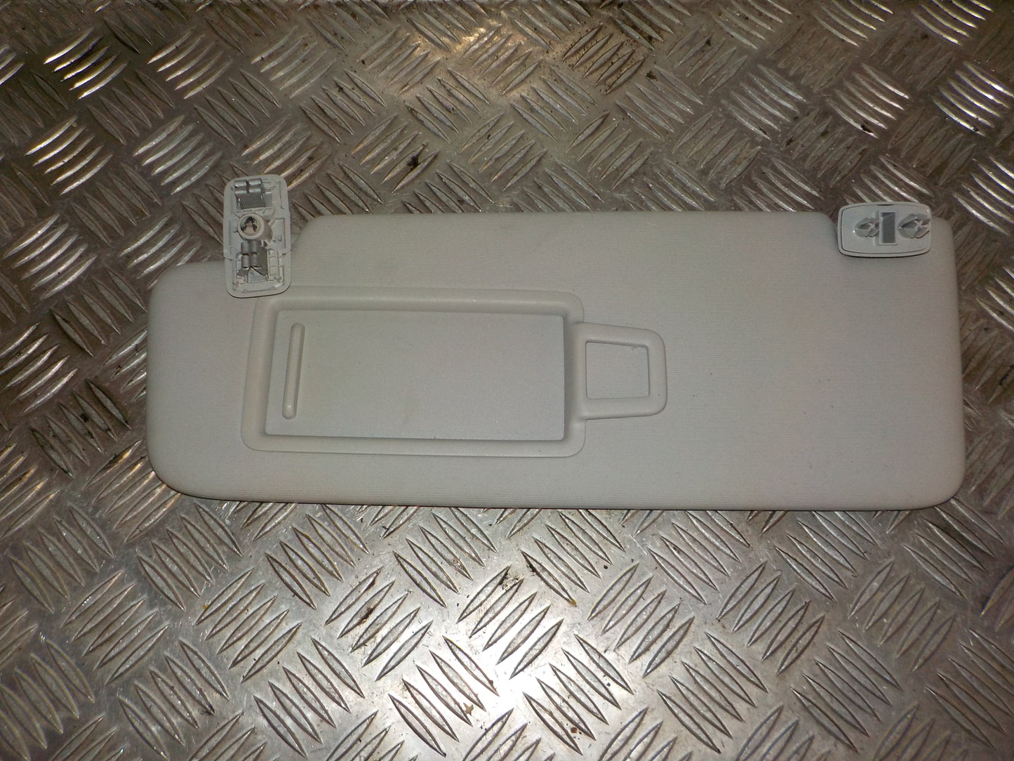 Skoda Octavia Solskærm Med OEM Nr. 5G0857551AG Fra Skoda Ophugger