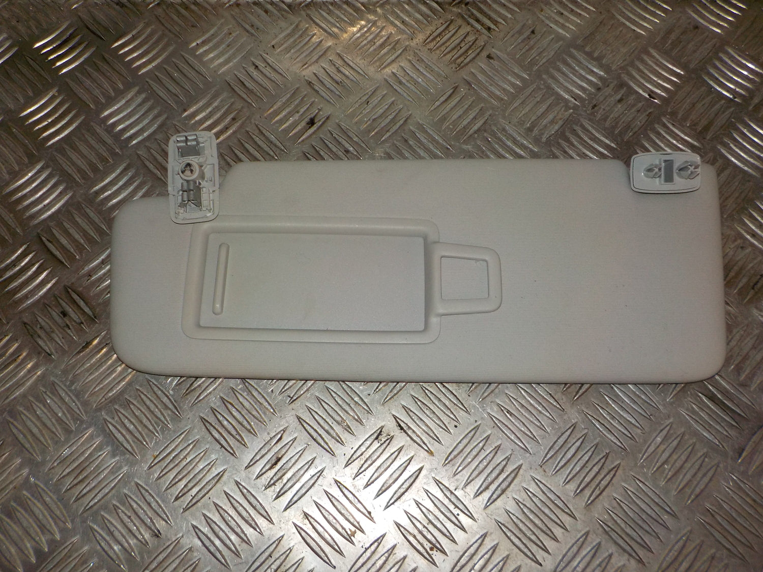 Skoda Octavia Solskærm Med OEM Nr. 5G0857551AG Fra Skoda Ophugger