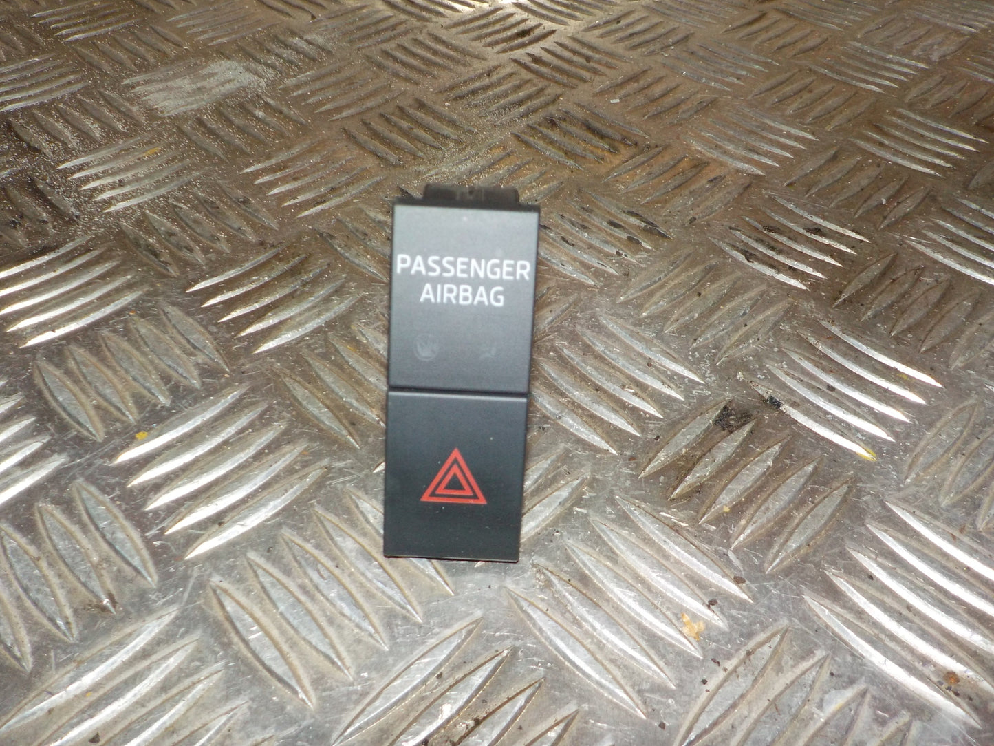 Skoda Octavia Kontakt Katastrofe Med OEM Nr. 5E9953507E Fra Skoda Ophugger