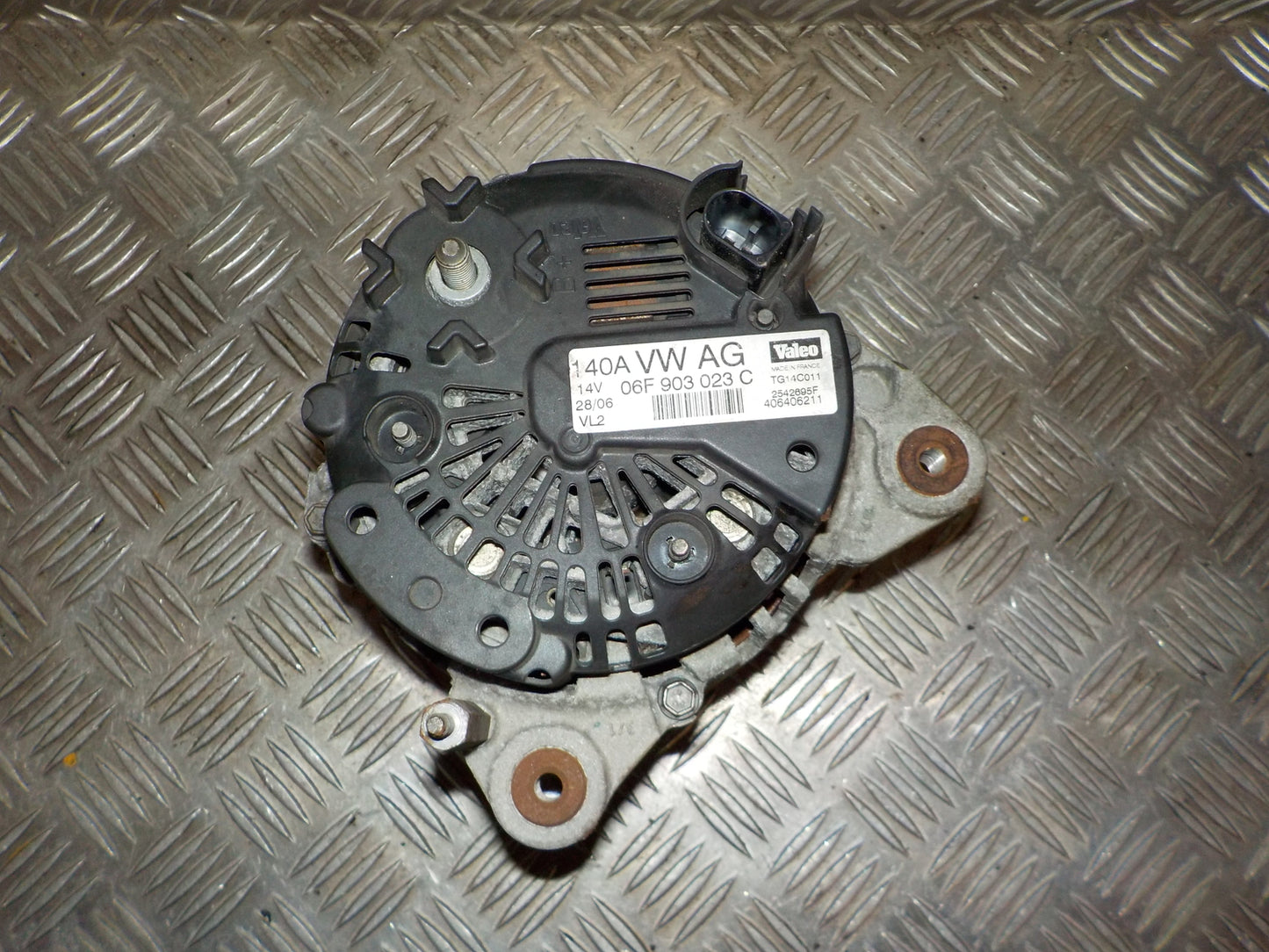 Skoda Octavia Generator Med OEM Nr. 06F903023C Fra Skoda Ophugger