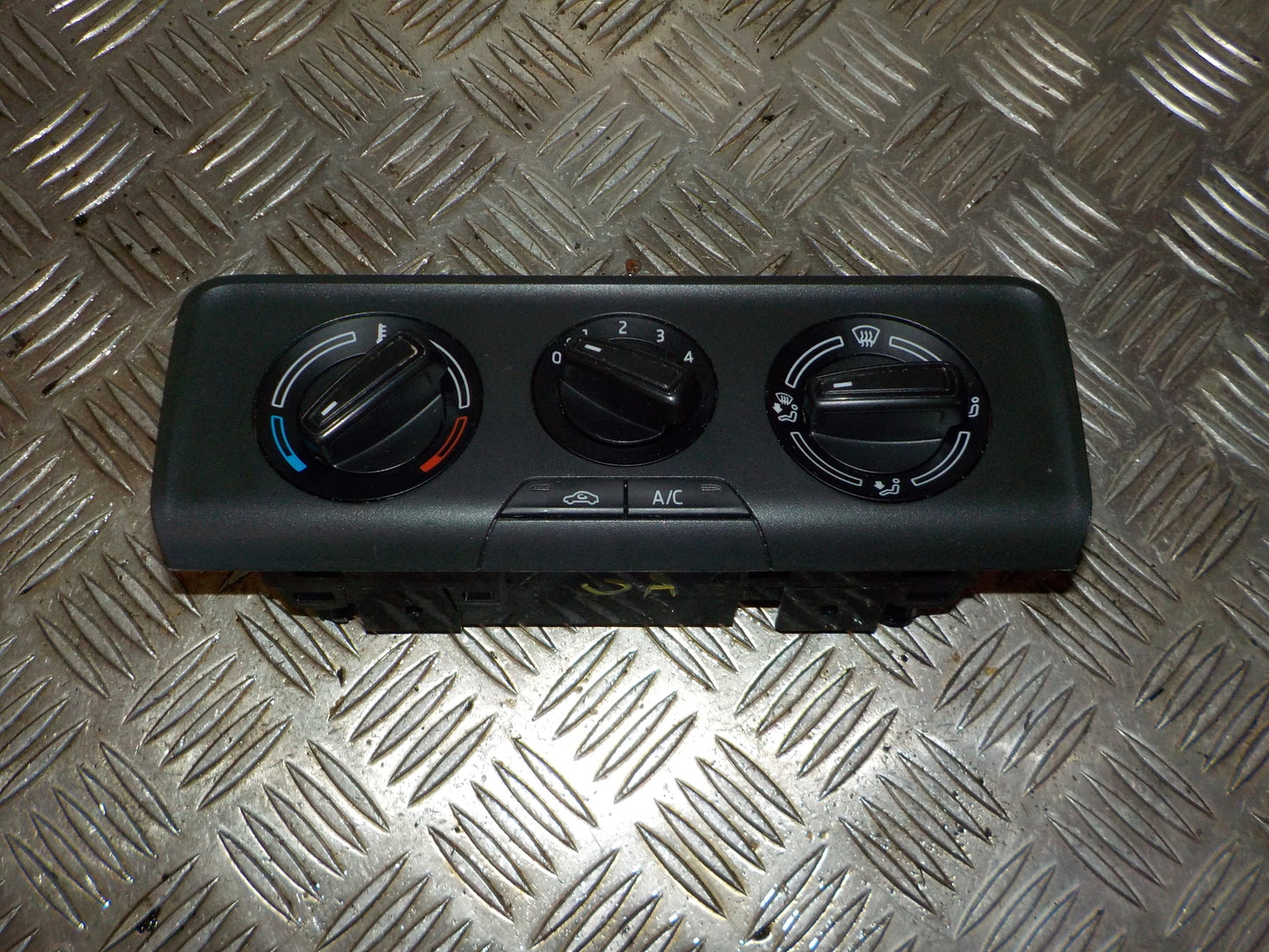 Skoda Fabia Varmeregulering Med OEM Nr. 6V0820045A Fra Skoda Ophugger