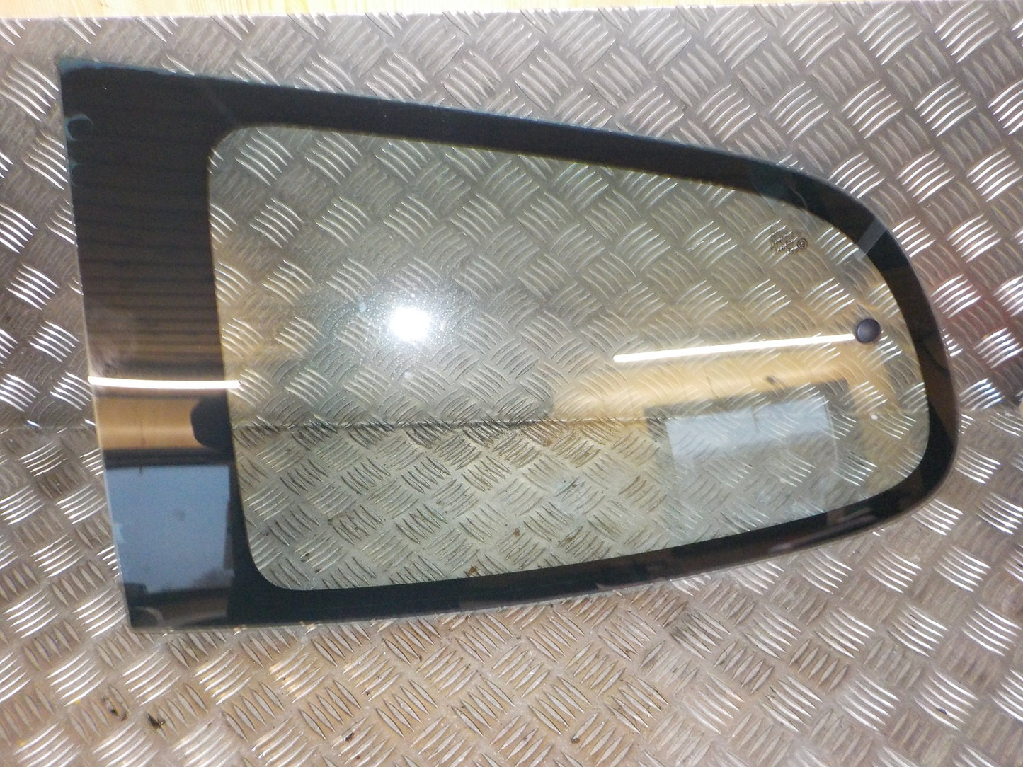 Peugeot 107 Dørrude - Siderude Med OEM Nr. 9204J5 Fra Peugeot Ophugger