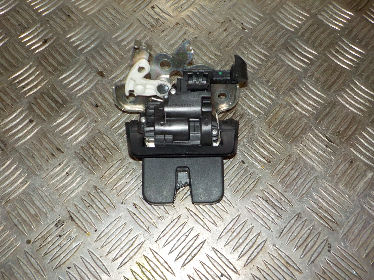 Audi Q3 Dørlås Med OEM Nr. 8R0827505 Fra Audi Ophugger