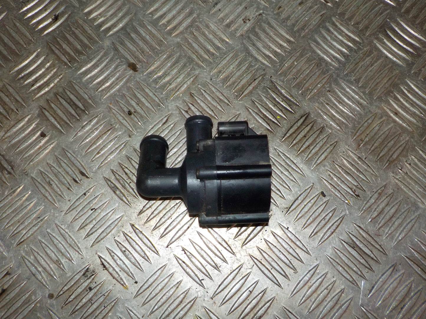 Audi Q3 Cirkulationspumpe Med OEM Nr. 5N0965561 Fra Audi Ophugger