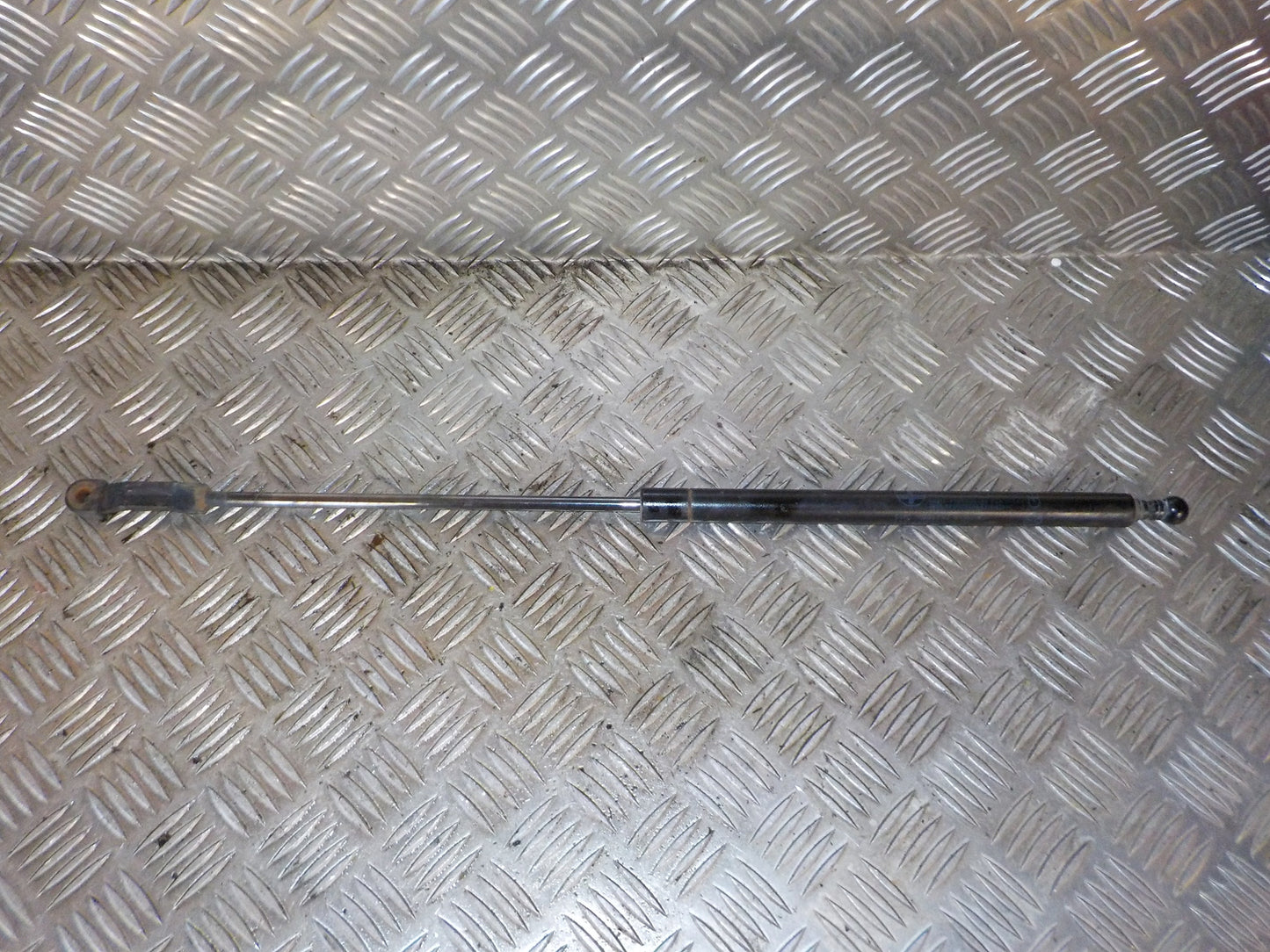 VW Polo Bagklapsdæmper Med OEM Nr. 871827550A Fra VW Ophugger