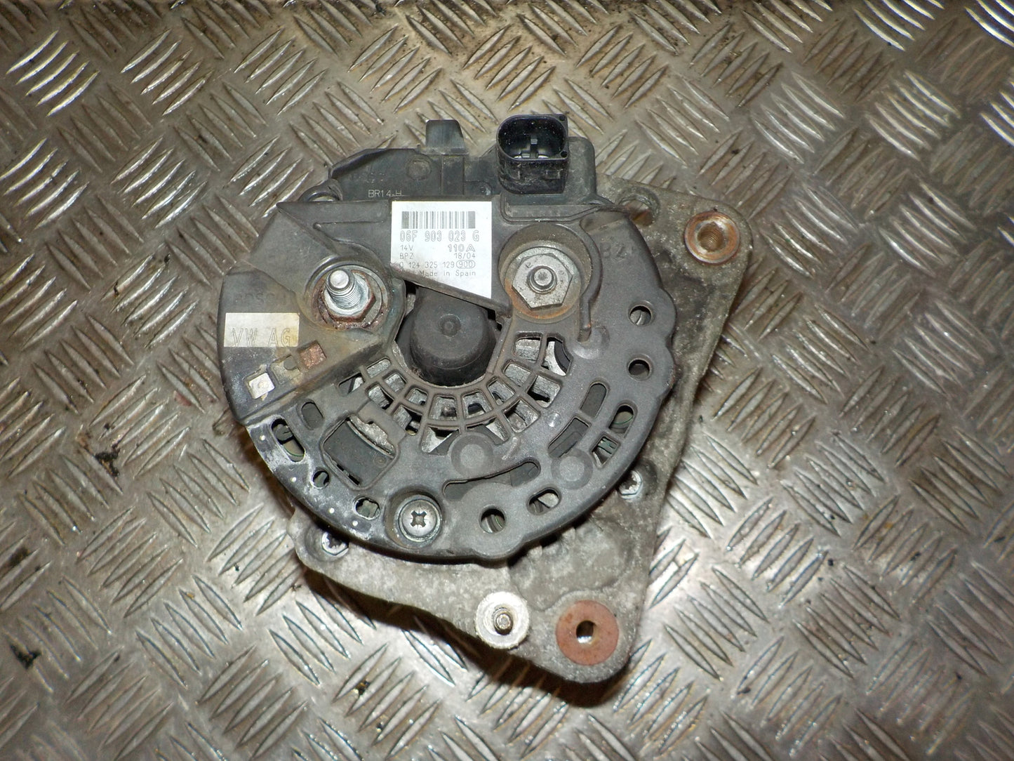 VW Caddy 2K Generator Med OEM Nr. 06F903023G Fra VW Ophugger