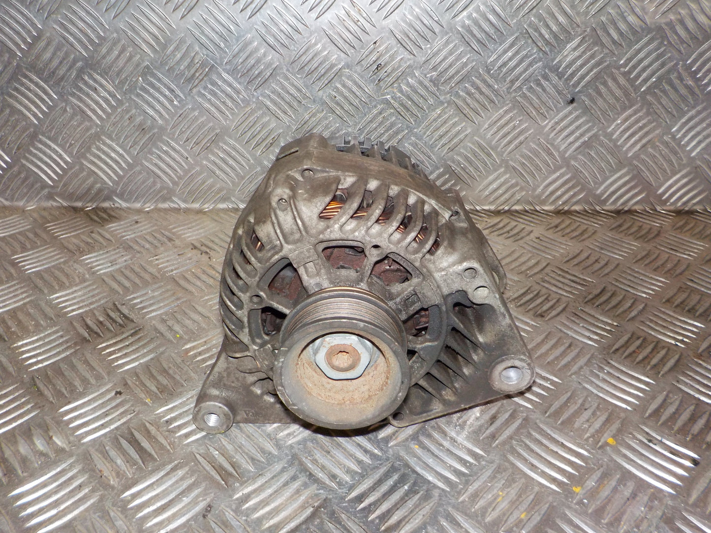 VW Passat 3B Generator Med OEM Nr. 058903018X Fra VW Ophugger