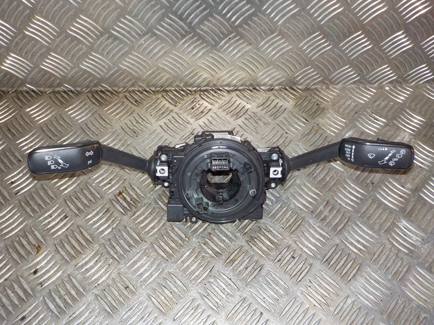VW T‑Roc Kontakt Combi Med OEM Nr. 5Q1953521RIGI Fra VW Ophugger