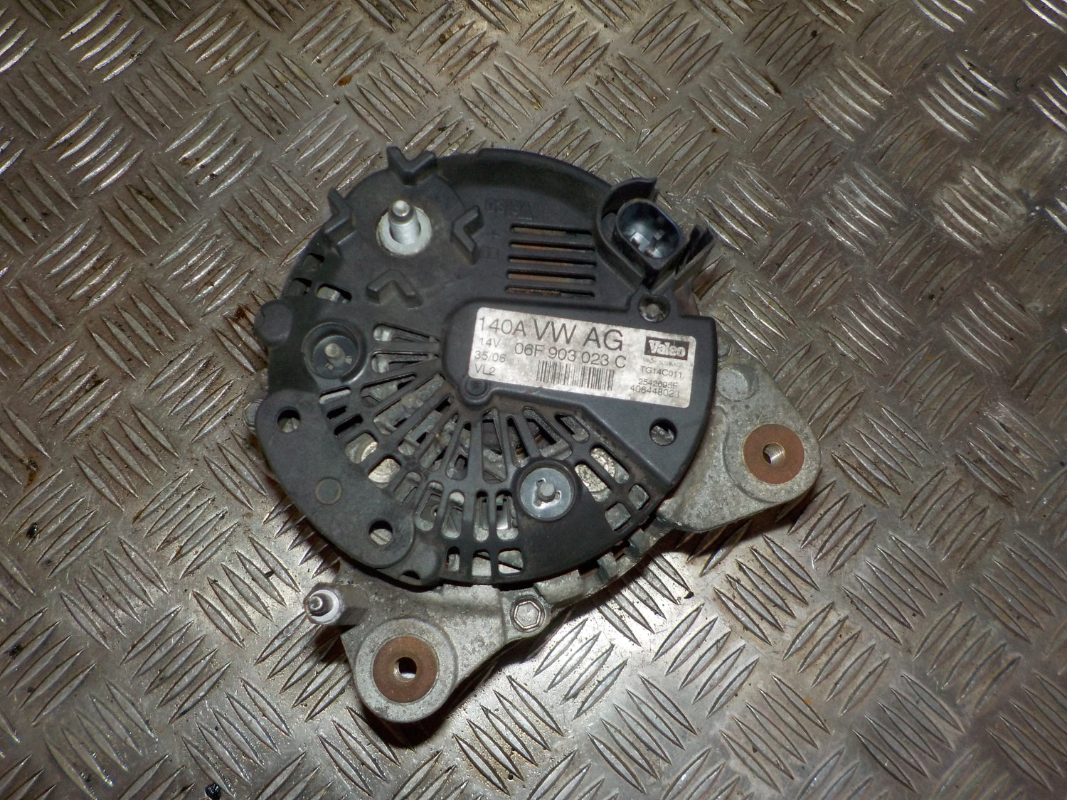 Skoda Octavia Generator Med OEM Nr. 06F903023C Fra Skoda Ophugger