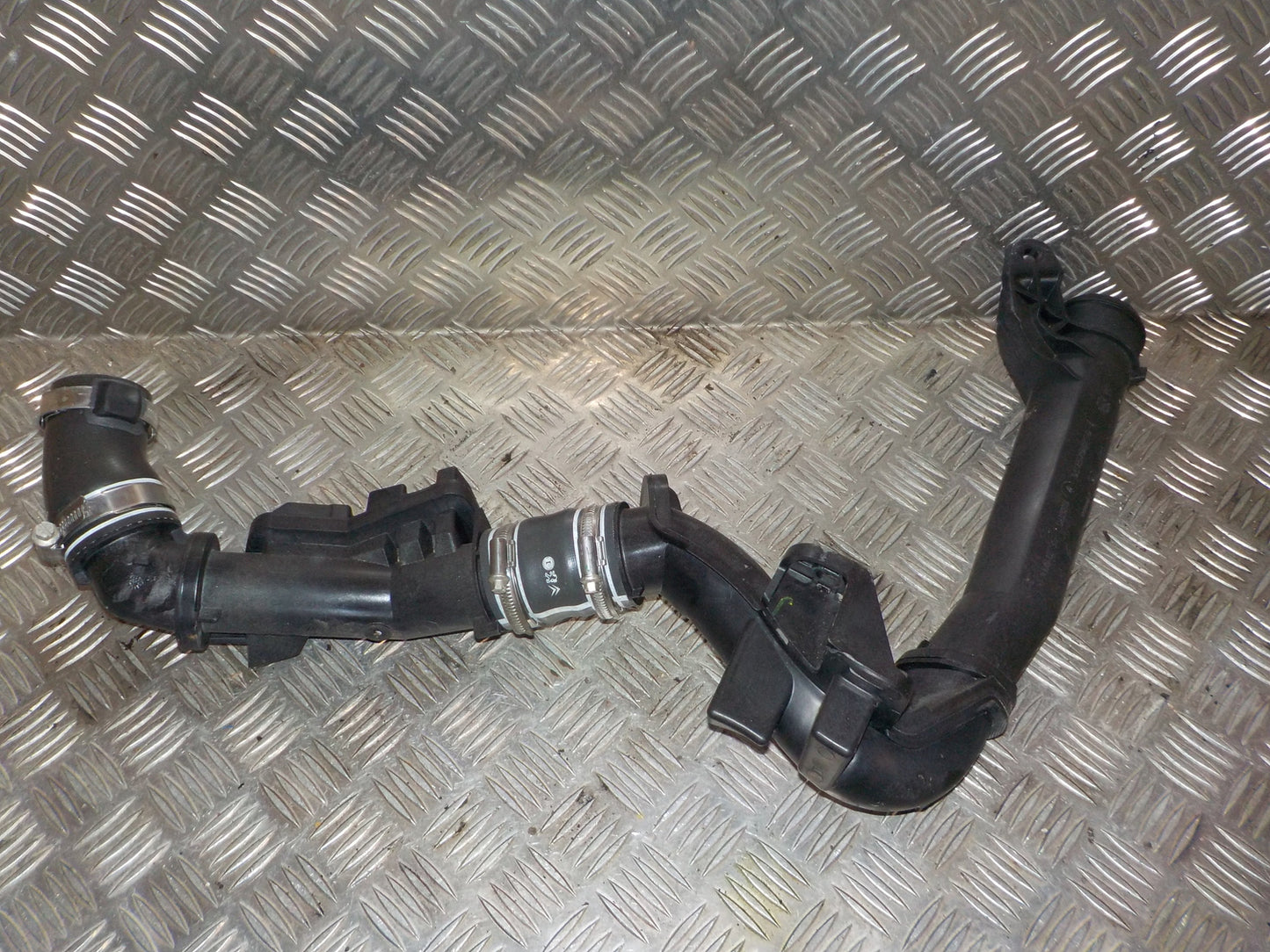 Peugeot Expert Indsugningsslange Med OEM Nr. 9675758280 Fra Peugeot Ophugger