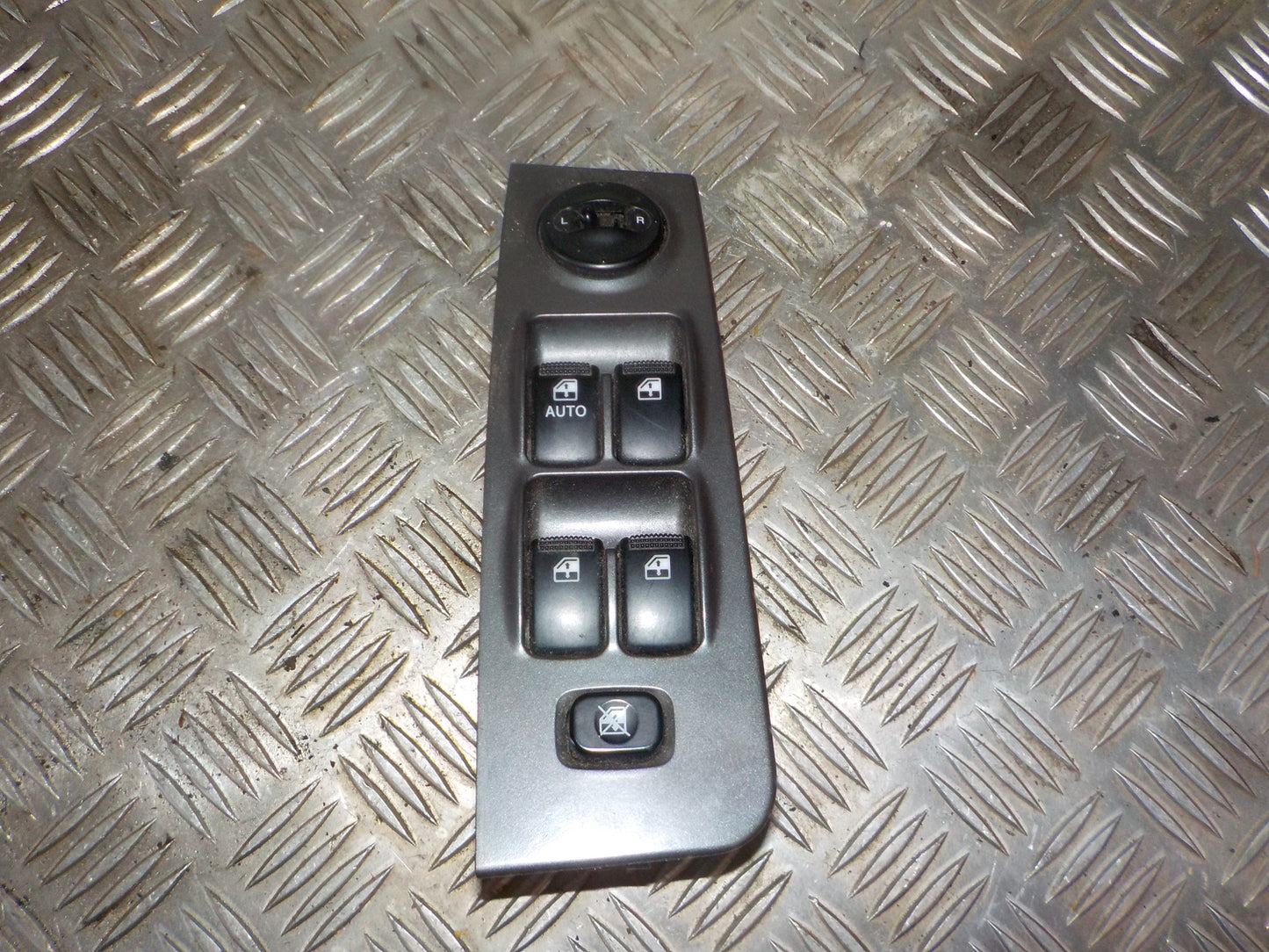 Hyundai Matrix Kontakt Rudehejs Med OEM Nr. 9357017100YN Fra Hyundai Ophugger