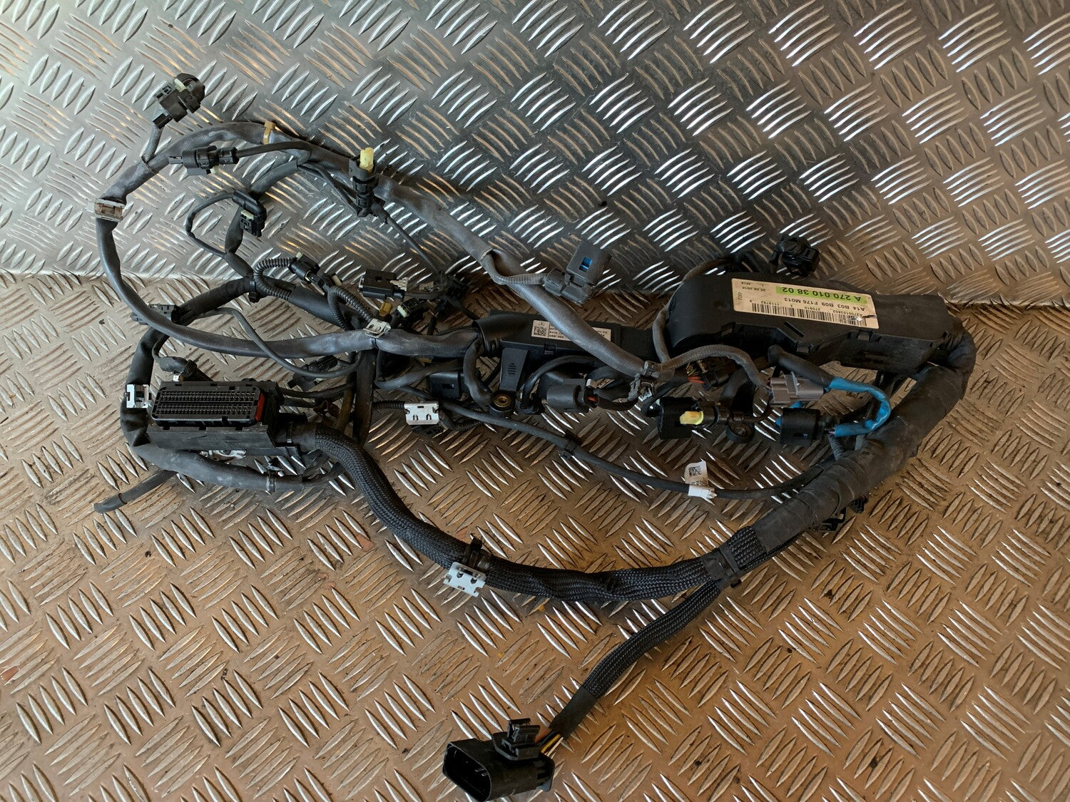 Mercedes-Benz A-W176 Ledningsnet Motor Med OEM Nr. 2700103802 Fra Mercedes-Benz Ophugger