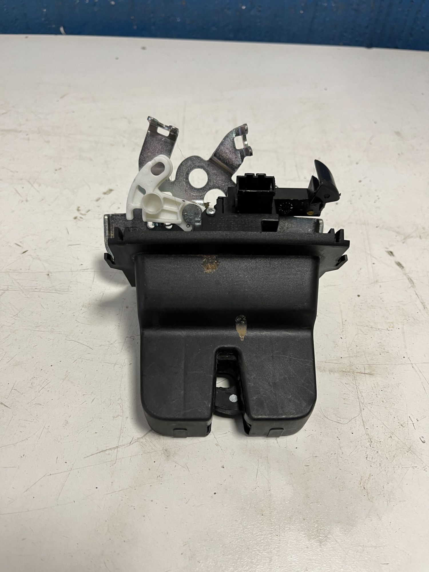 Skoda Octavia Dørlås Med OEM Nr. 5E0827505A Fra Skoda Ophugger