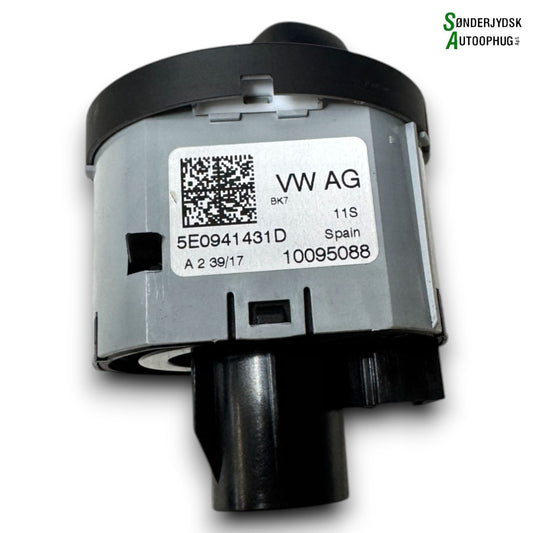 Skoda Octavia Kontakt Lys Med OEM Nr. 5E0941431D Fra Skoda Ophugger