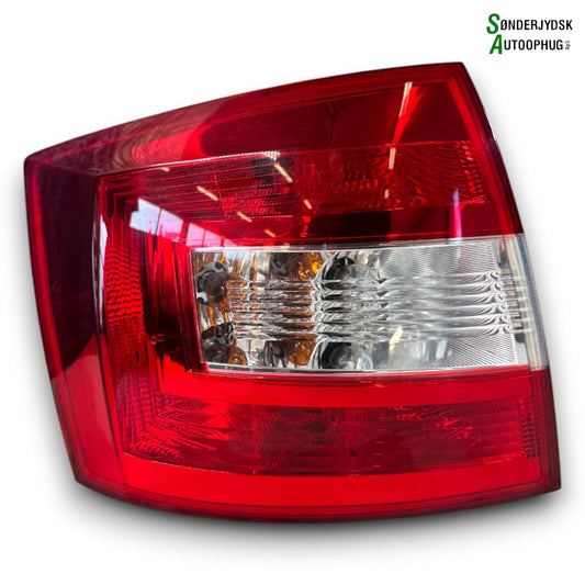 Skoda Rapid Baglygte Med OEM Nr. 5JJ945111 Fra Skoda Ophugger