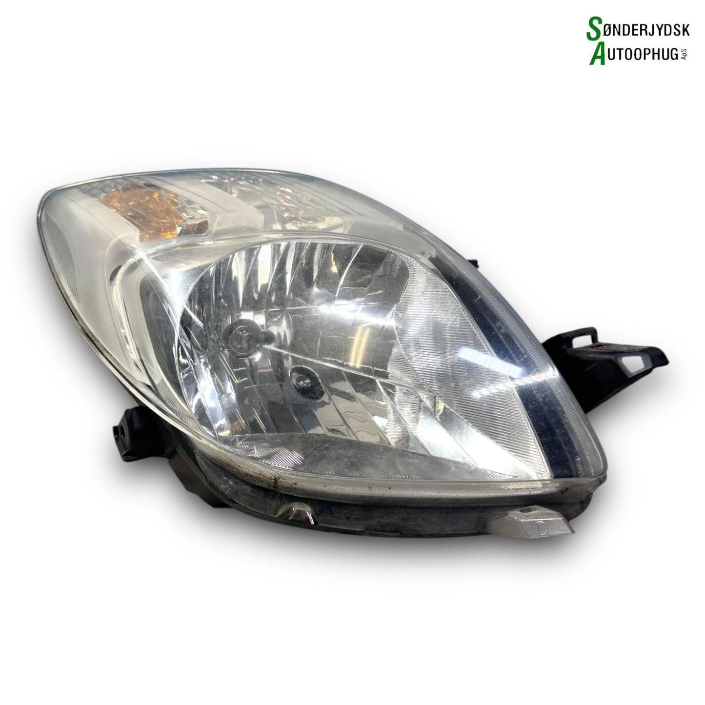 Toyota Yaris Forlygte Med OEM Nr. 811100D120 Fra Toyota Ophugger