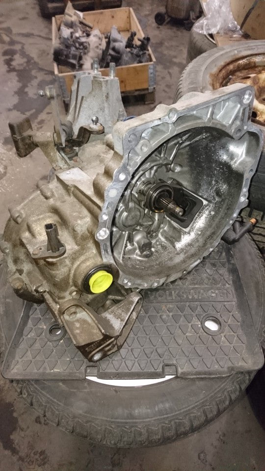 Mazda 2 DE Gearkasse 5 Trin Med OEM Nr. Ophugger Fra Mazda Ophugger