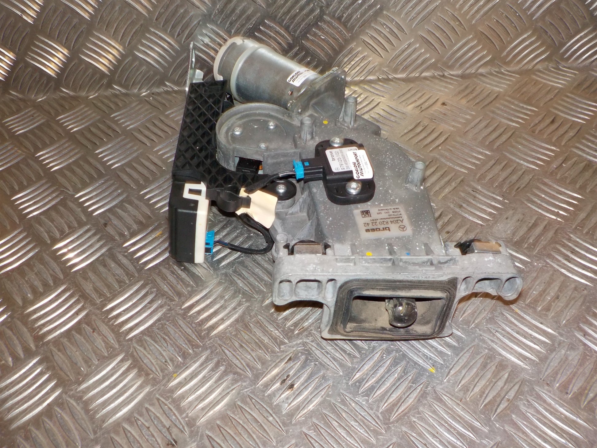 Mercedes C W204 Relæ Diverse Med OEM Nr. A2048702826 Fra Mercedes Ophugger