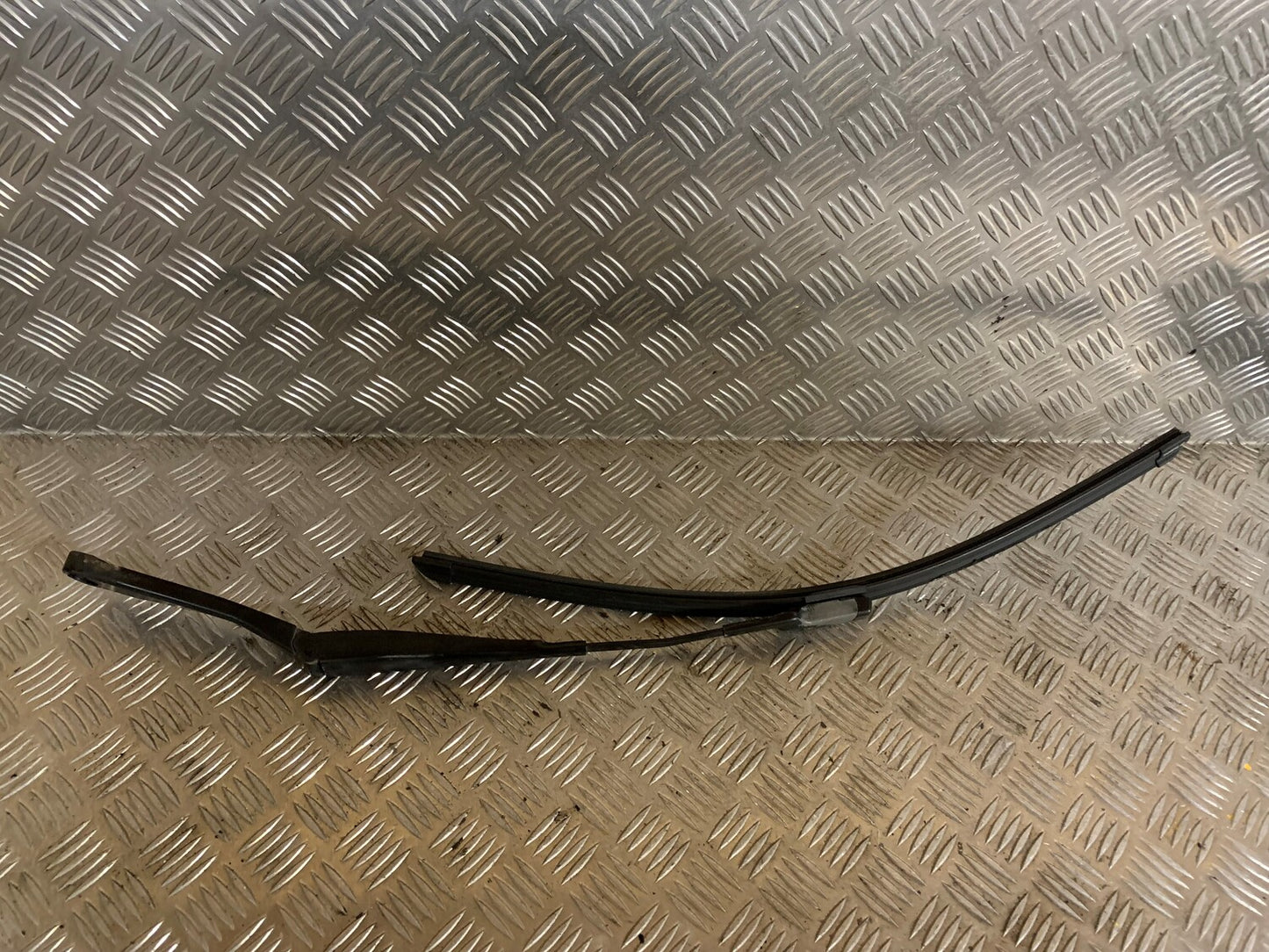 Skoda Superb Viskerarm Med OEM Nr. 3T1955409A Fra Skoda Ophugger