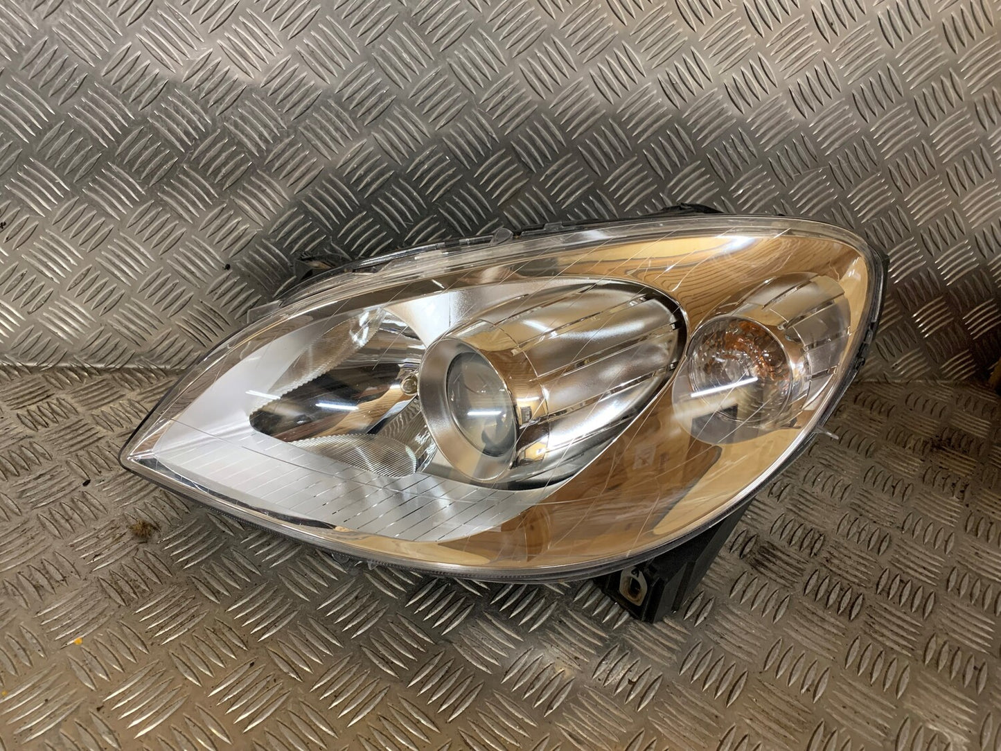 Mercedes B W245 Forlygte Med OEM Nr. 1698201761 Fra Mercedes Ophugger