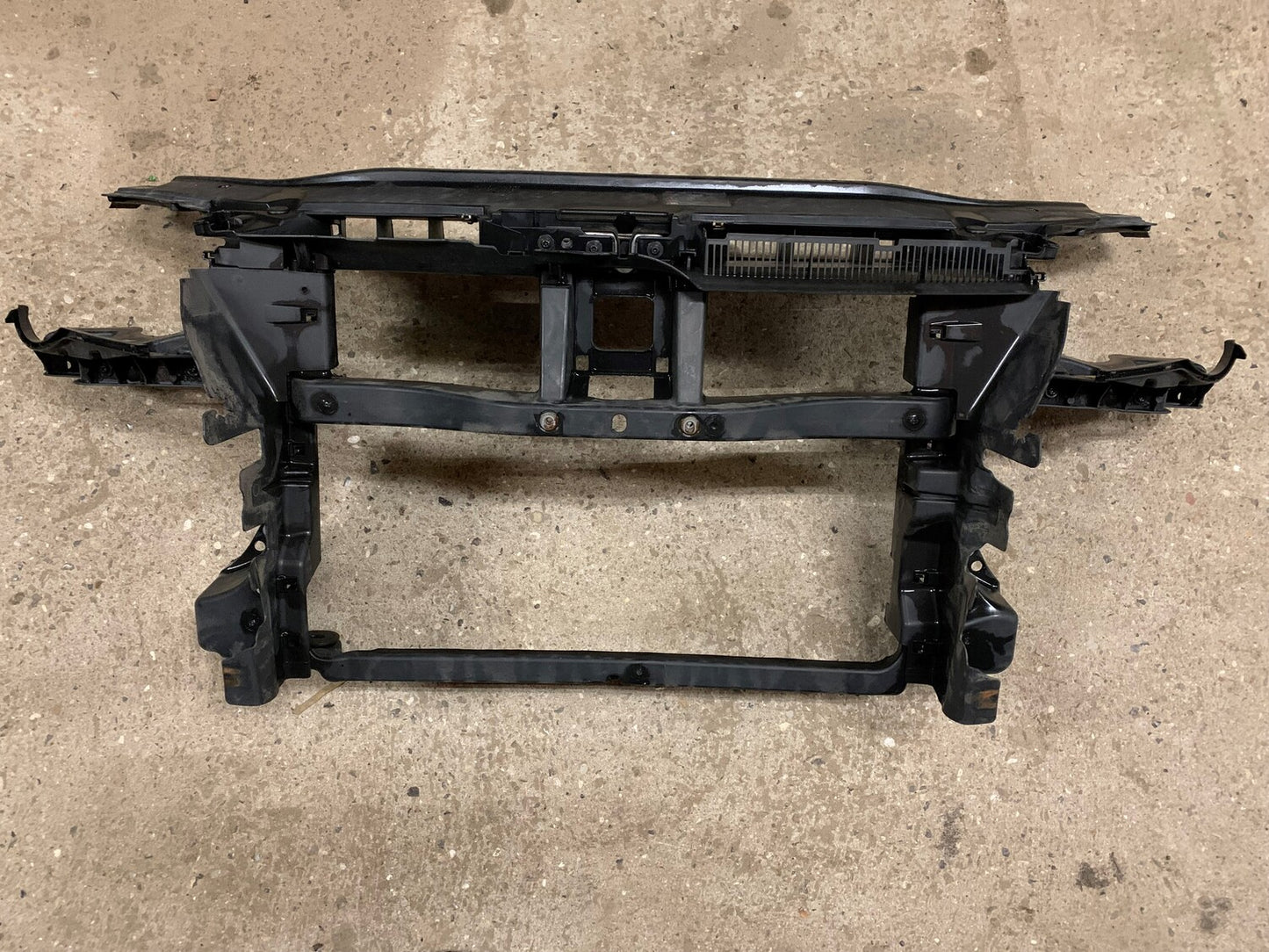 VW Passat 3C Frontkasse Med OEM Nr. 3C0805588H Fra VW Ophugger