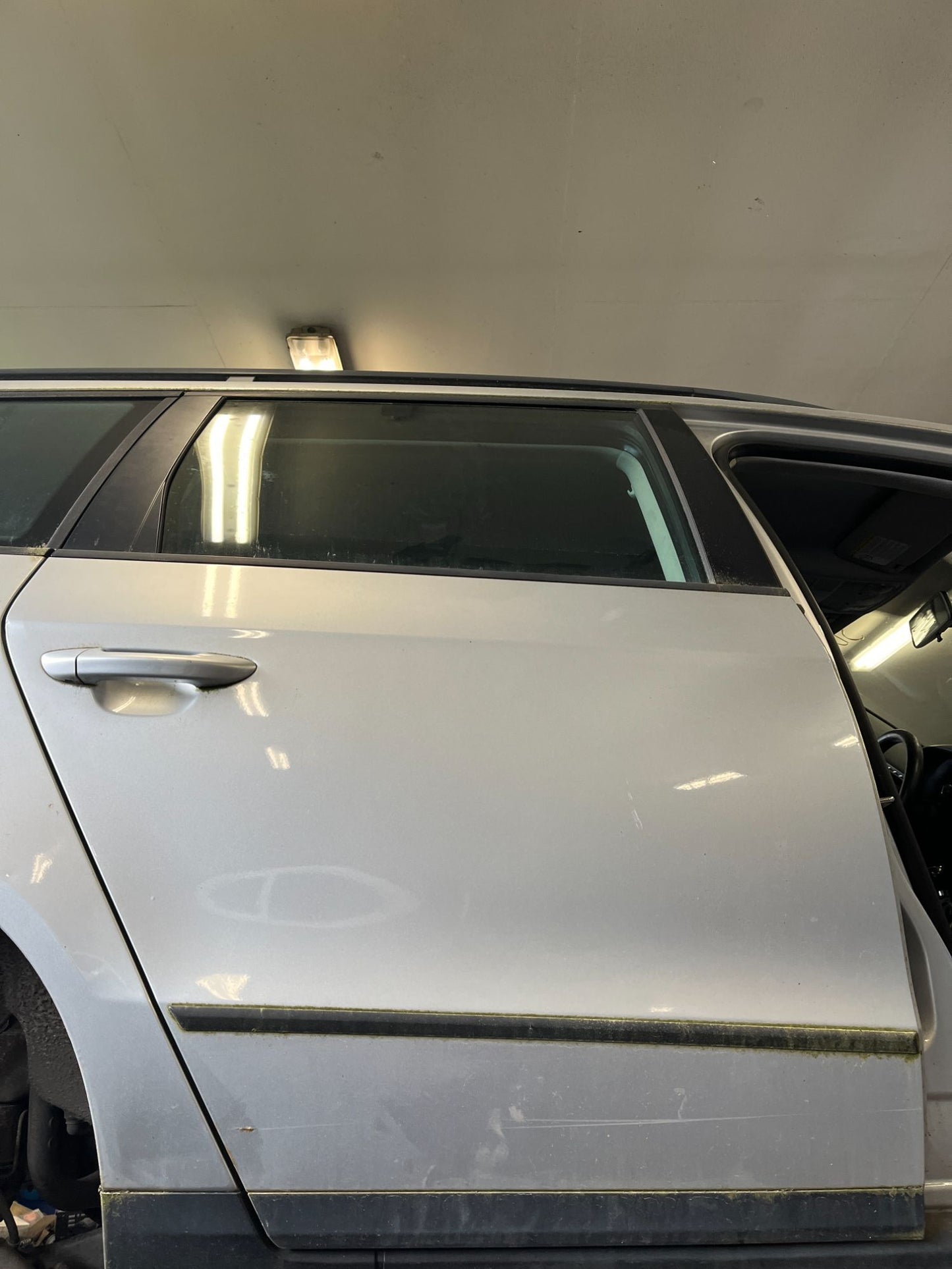 VW Passat 3C Bagdør H Med OEM Nr. 3C9833056D Fra VW Ophugger