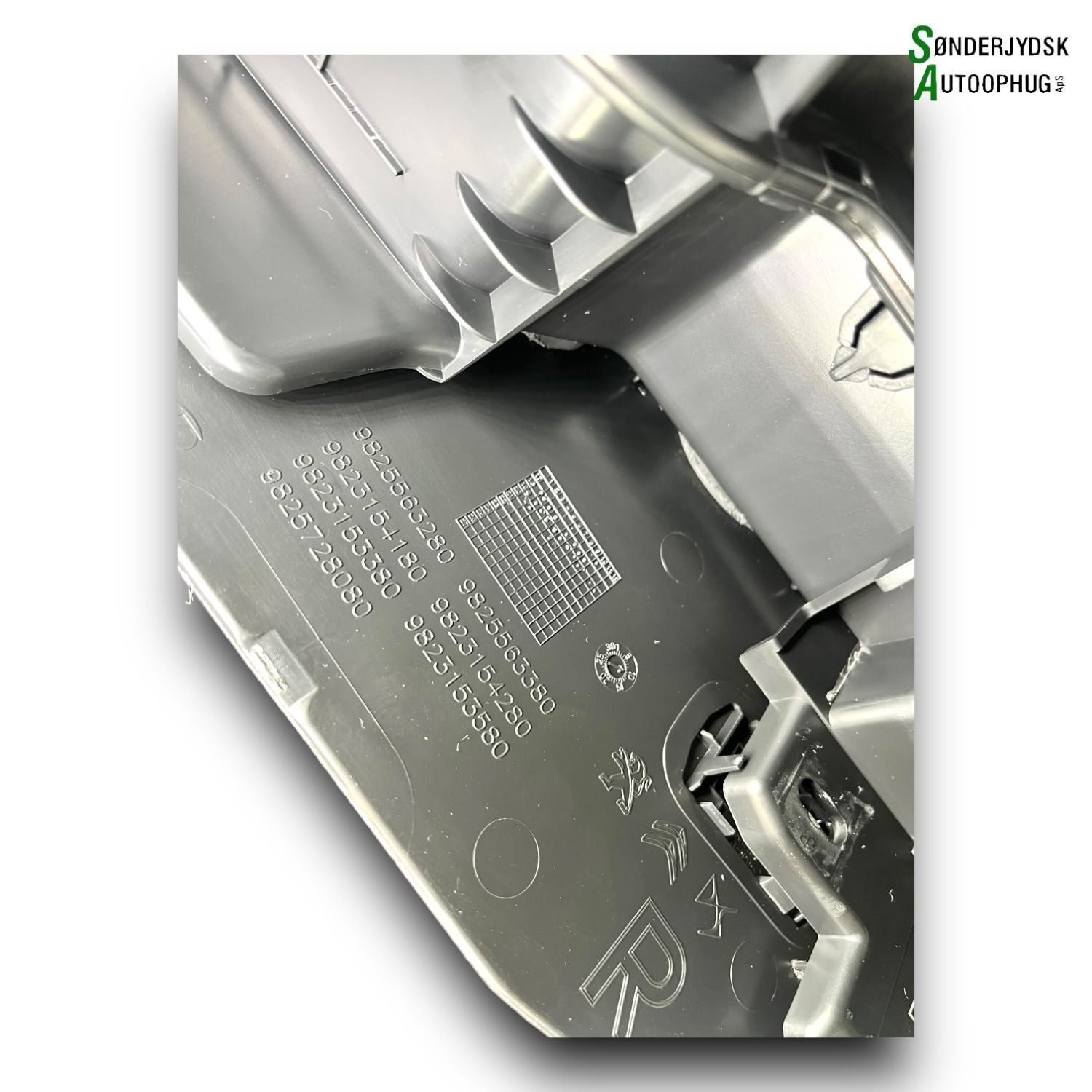 Peugeot 208 Armlæn Med OEM Nr. 9825563280 Fra Peugeot Ophugger