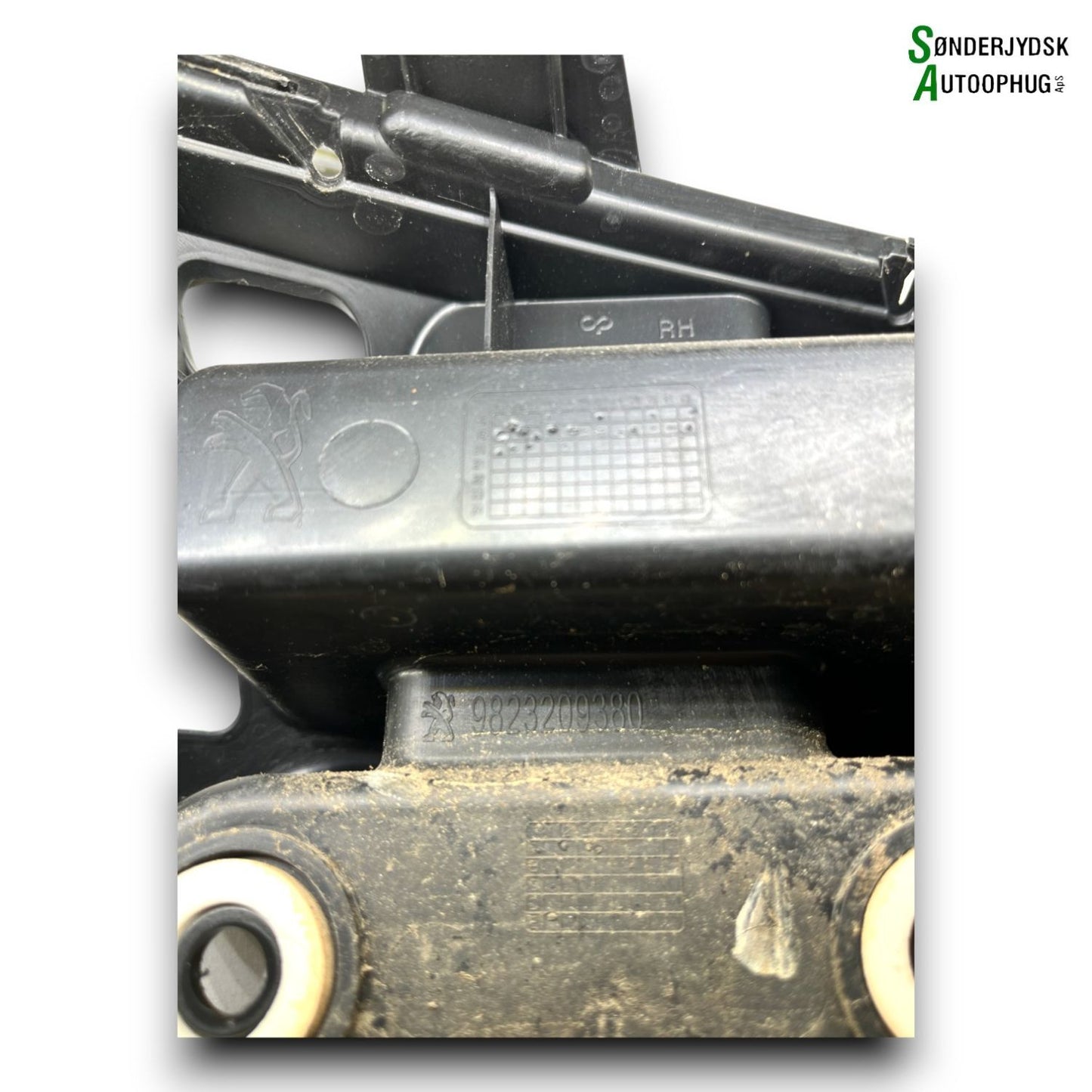 Peugeot 208 Kofanger Holder Hb Med OEM Nr. 1673735380 Fra Peugeot Ophugger