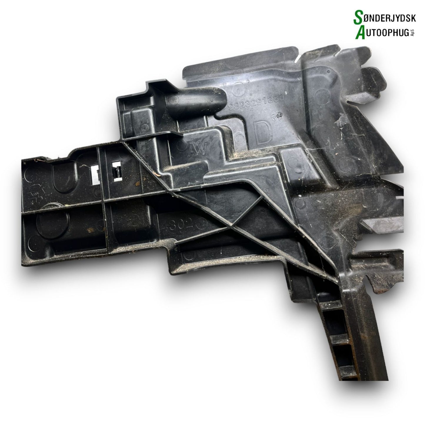 Peugeot 208 Luftindtag For Med OEM Nr. 9823291380 Fra Peugeot Ophugger