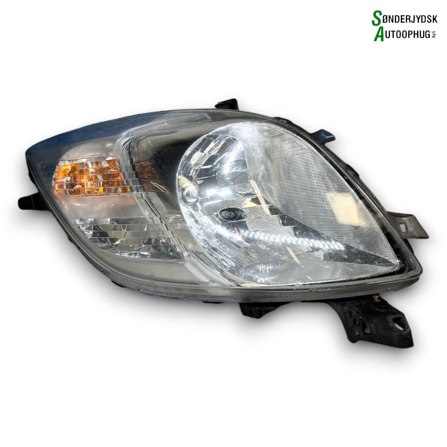 Toyota Yaris Forlygte Med OEM Nr. 811300D120 Fra Toyota Ophugger