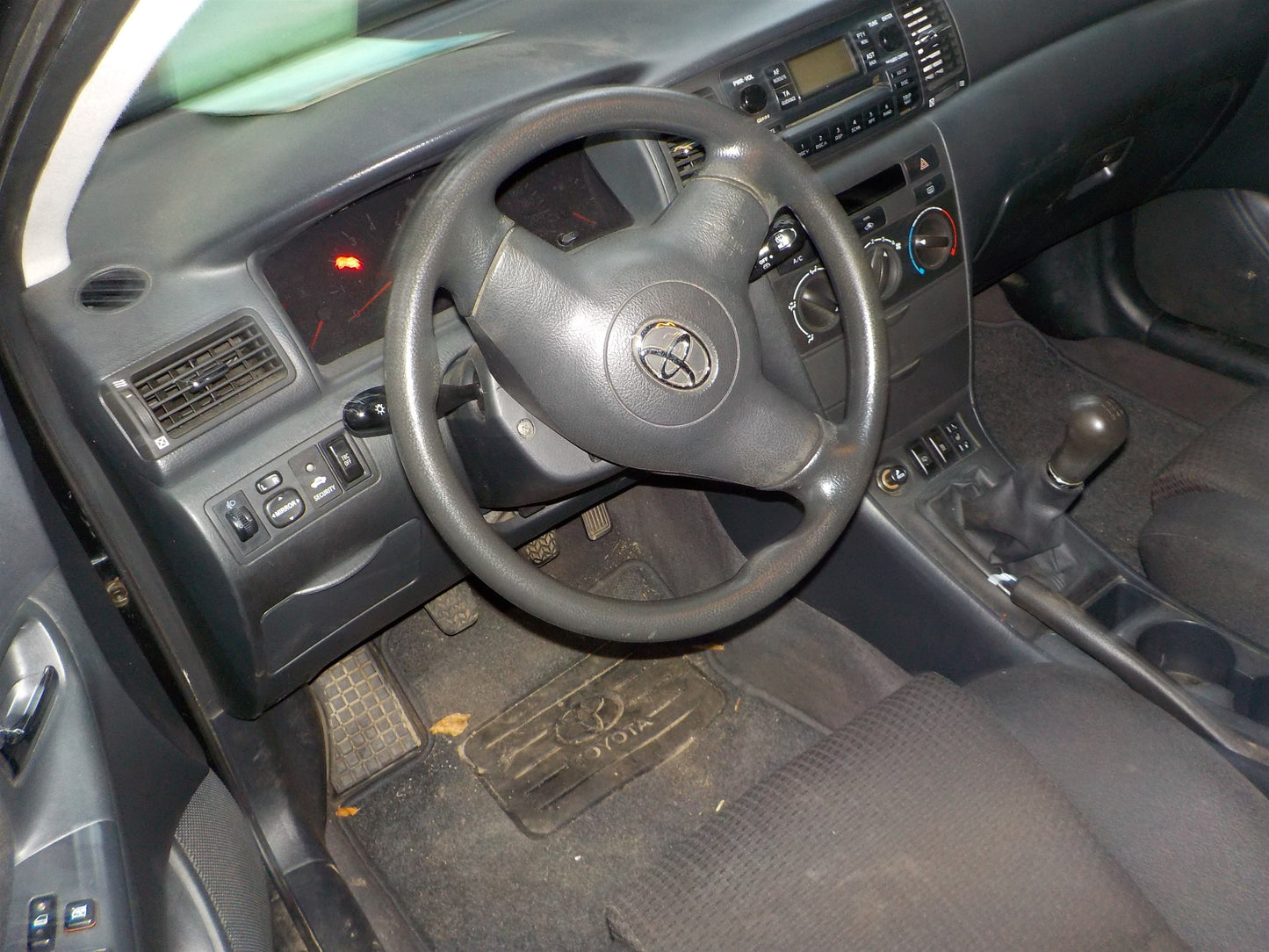 Toyota Corolla E12 Pluk-Selv-Bil Med OEM Nr. Ophugger Fra Toyota Ophugger