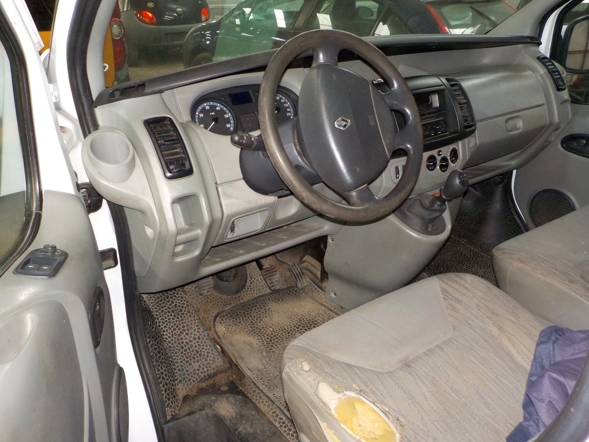 Renault Trafic 1 Pluk-Selv-Bil Med OEM Nr. Ophugger Fra Renault Ophugger