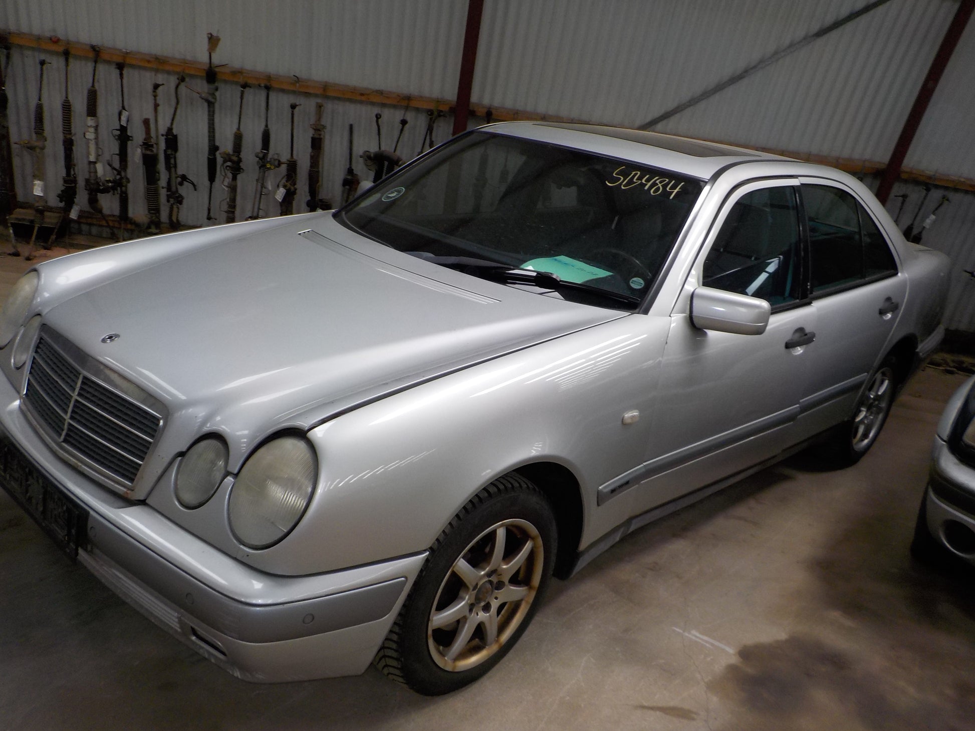 Mercedes E W210 Pluk-Selv-Bil Med OEM Nr. Ophugger Fra Mercedes Ophugger