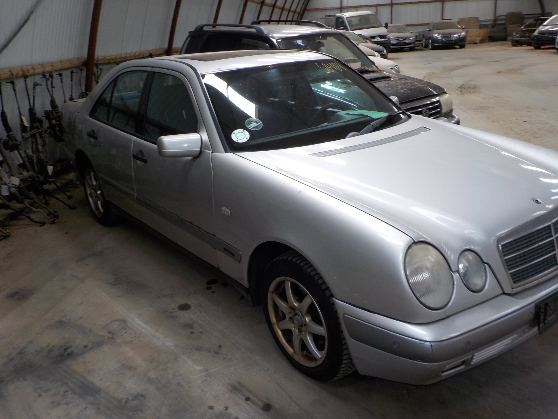 Mercedes E W210 Pluk-Selv-Bil Med OEM Nr. Ophugger Fra Mercedes Ophugger