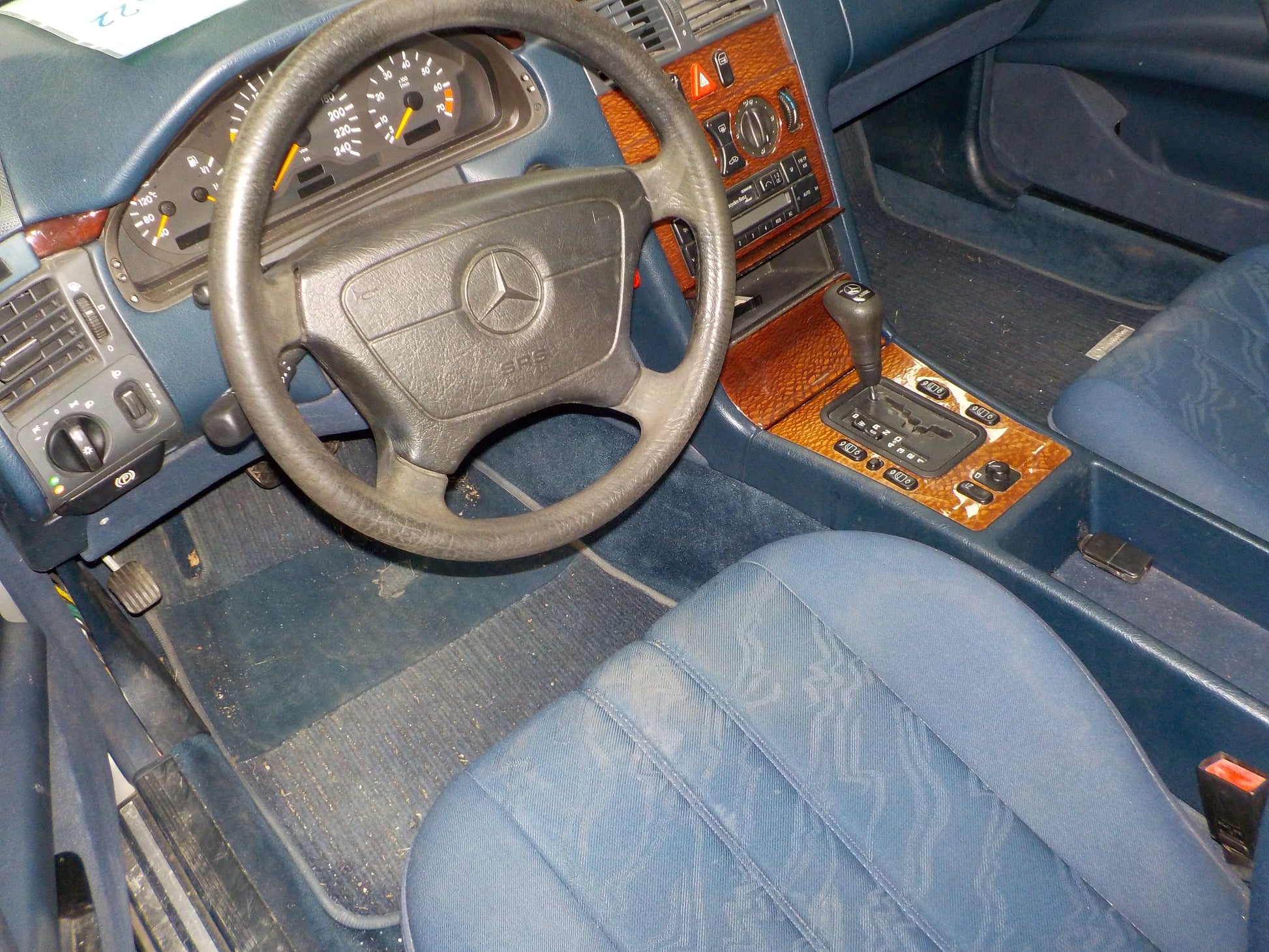 Mercedes E W210 Pluk-Selv-Bil Med OEM Nr. Ophugger Fra Mercedes Ophugger