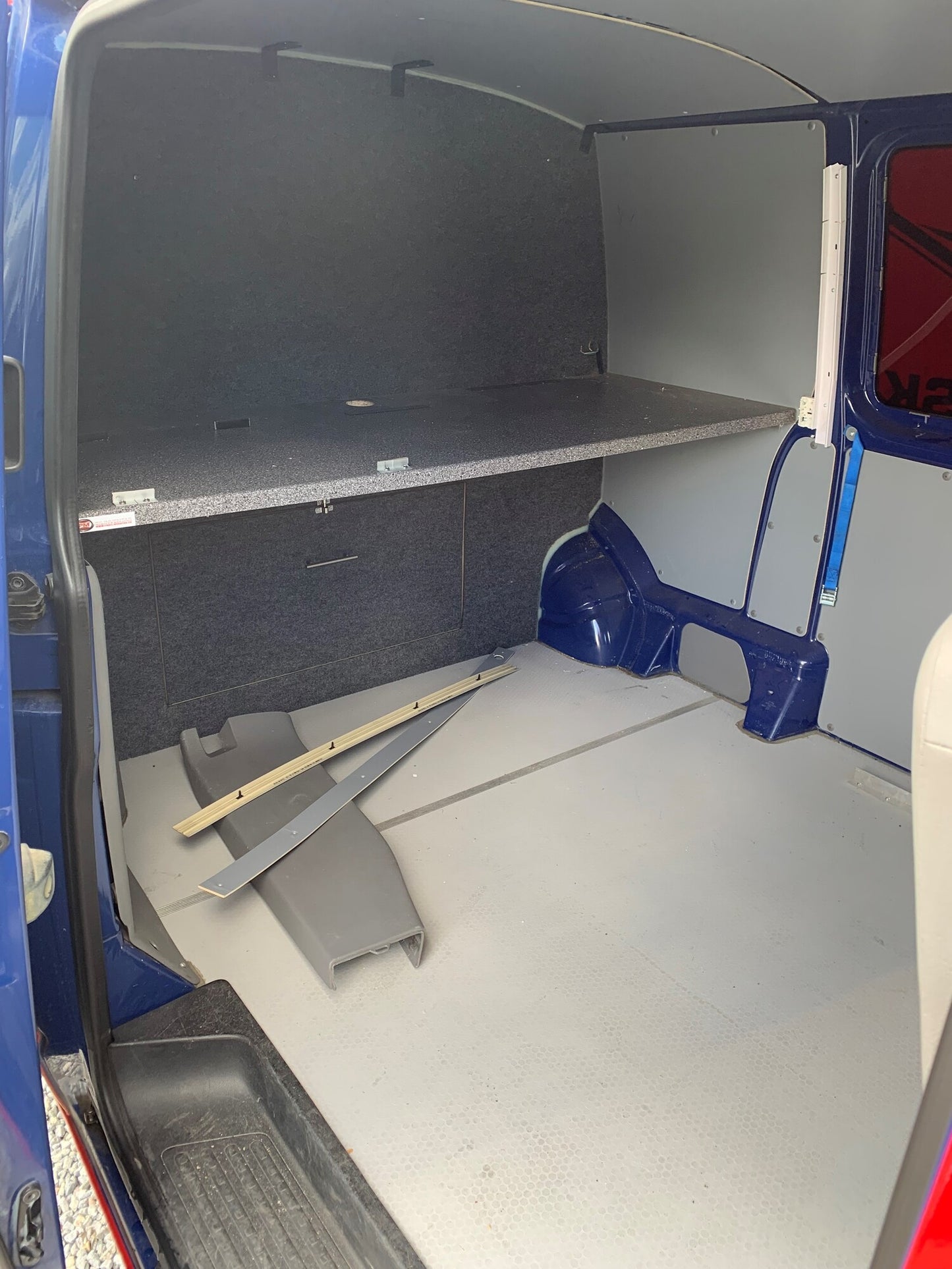VW Transporter T5 1.Fac: Okt 2009/Jul 2015 Pluk-Selv-Bil Med OEM Nr. Ophugger Fra VW Ophugger