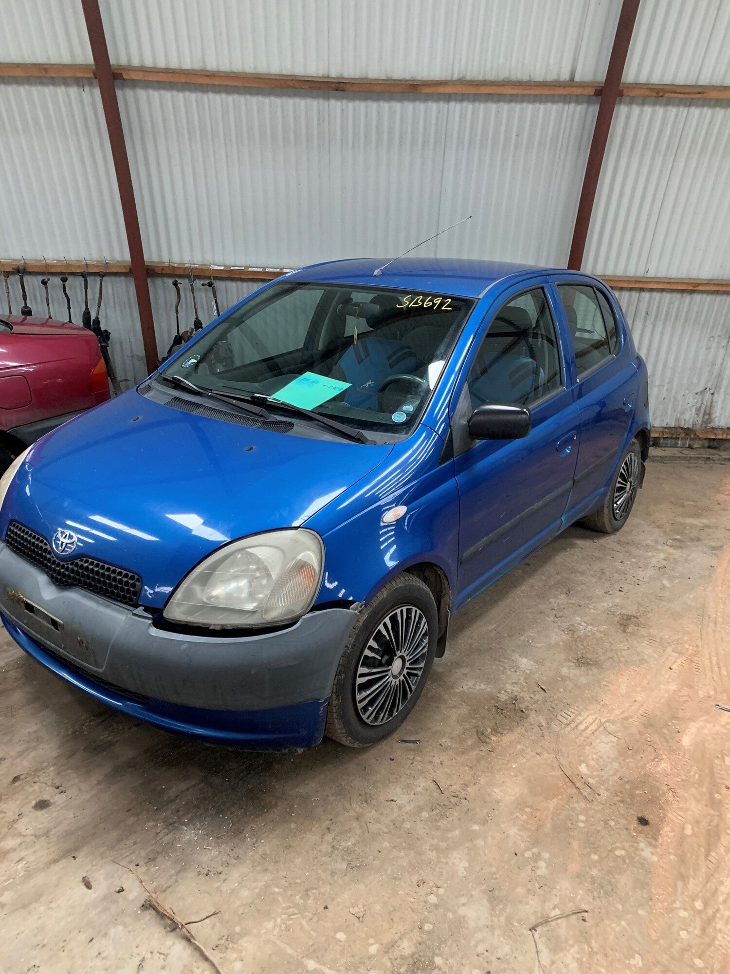 Toyota Yaris Jap. Pluk-Selv-Bil Med OEM Nr. Ophugger Fra Toyota Ophugger