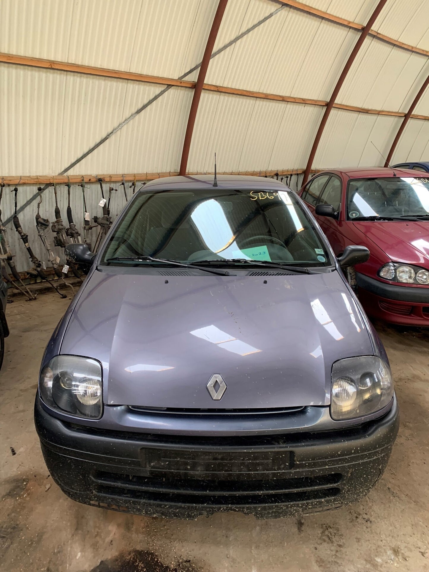 Renault Clio 2 Pluk-Selv-Bil Med OEM Nr. Ophugger Fra Renault Ophugger