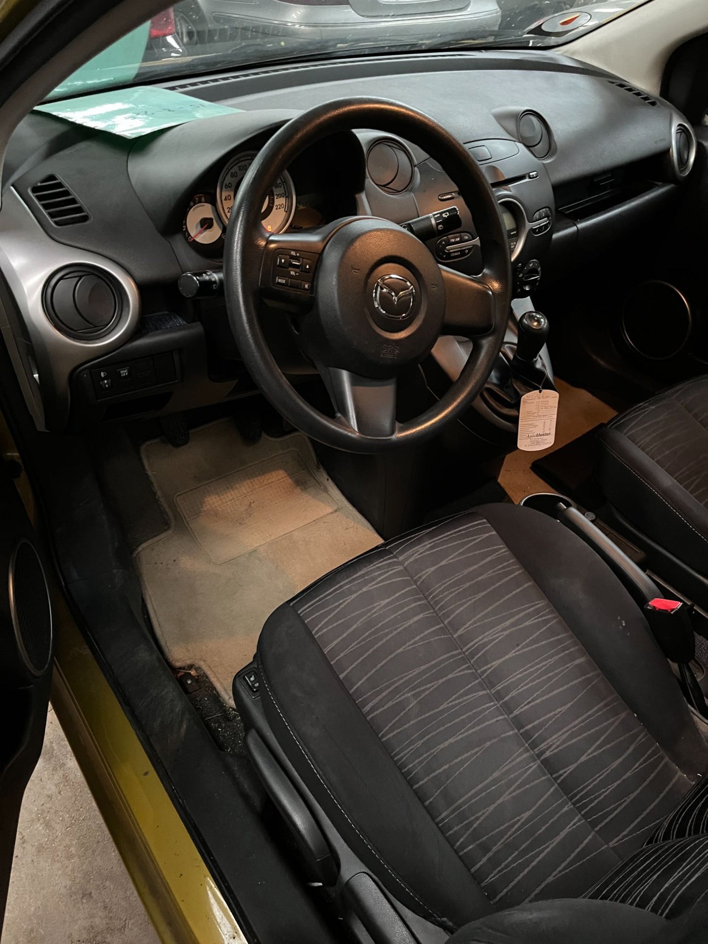 Mazda 2 DE Pluk-Selv-Bil Med OEM Nr. Ophugger Fra Mazda Ophugger