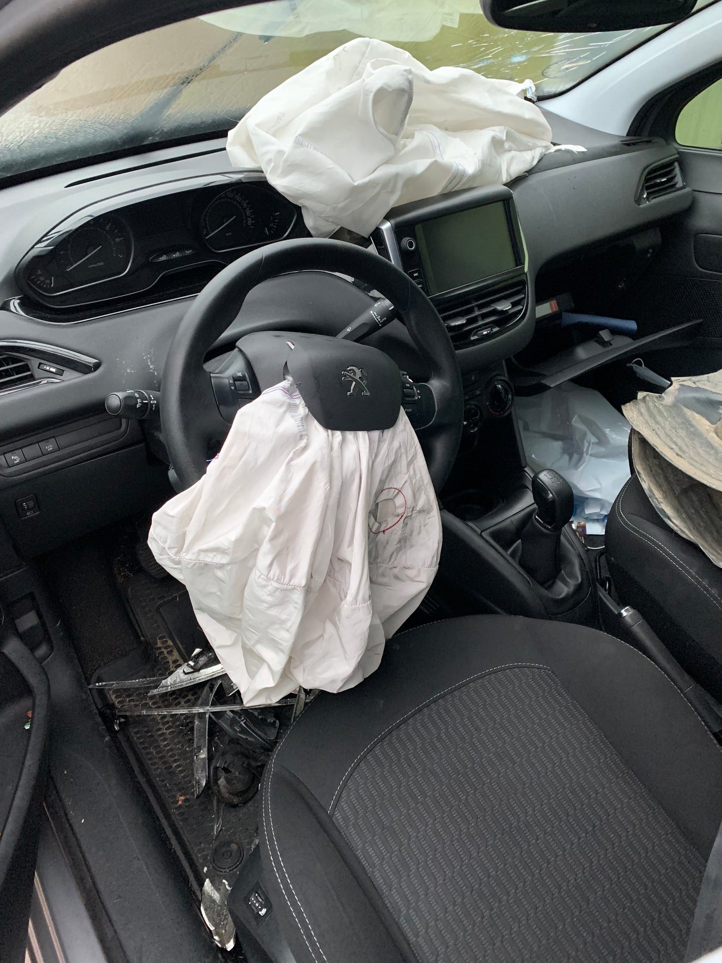 Peugeot 208 Pluk-Selv-Bil Med OEM Nr. Ophugger Fra Peugeot Ophugger